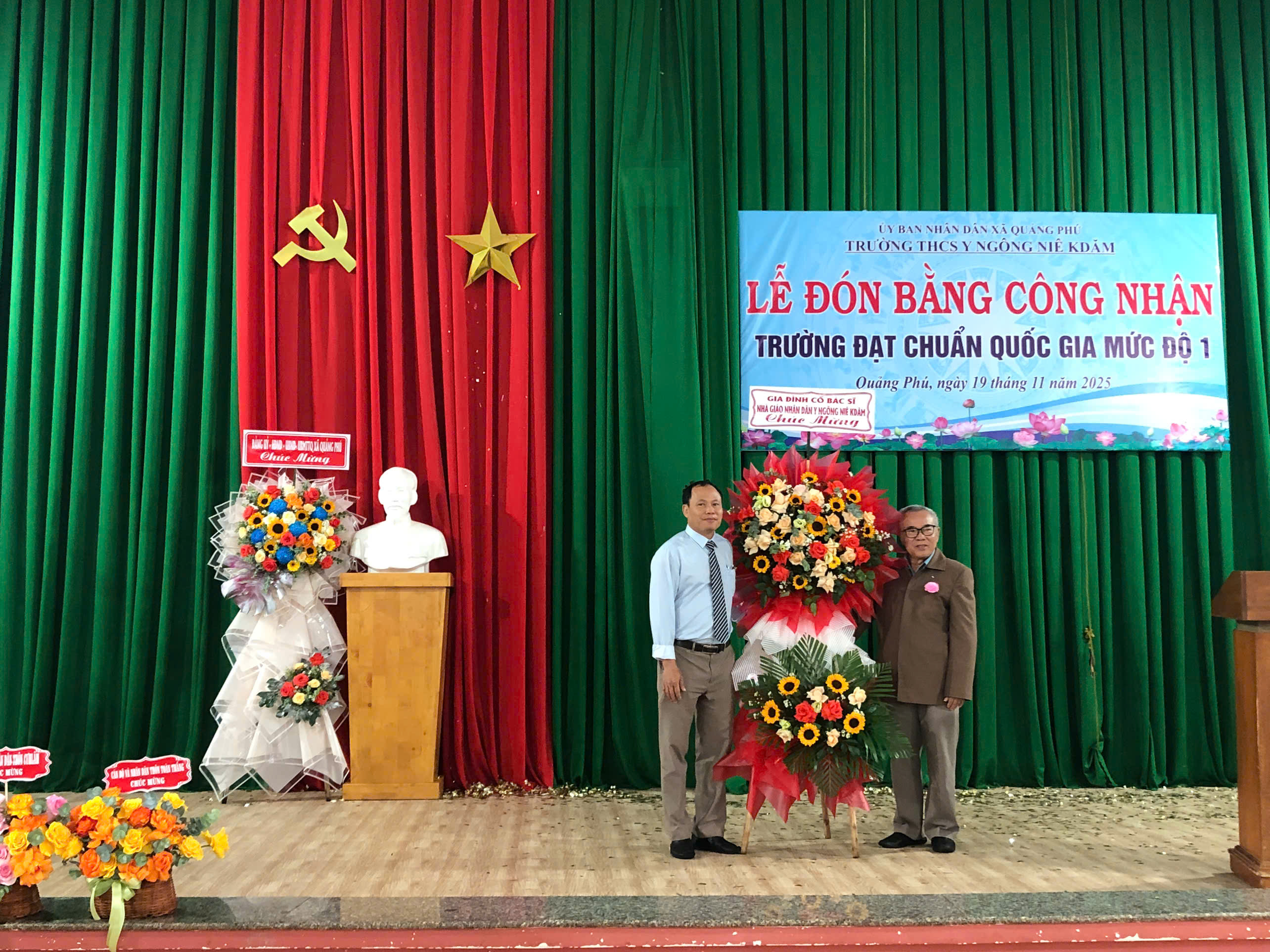 ong Y ly tang hoa chuc mung